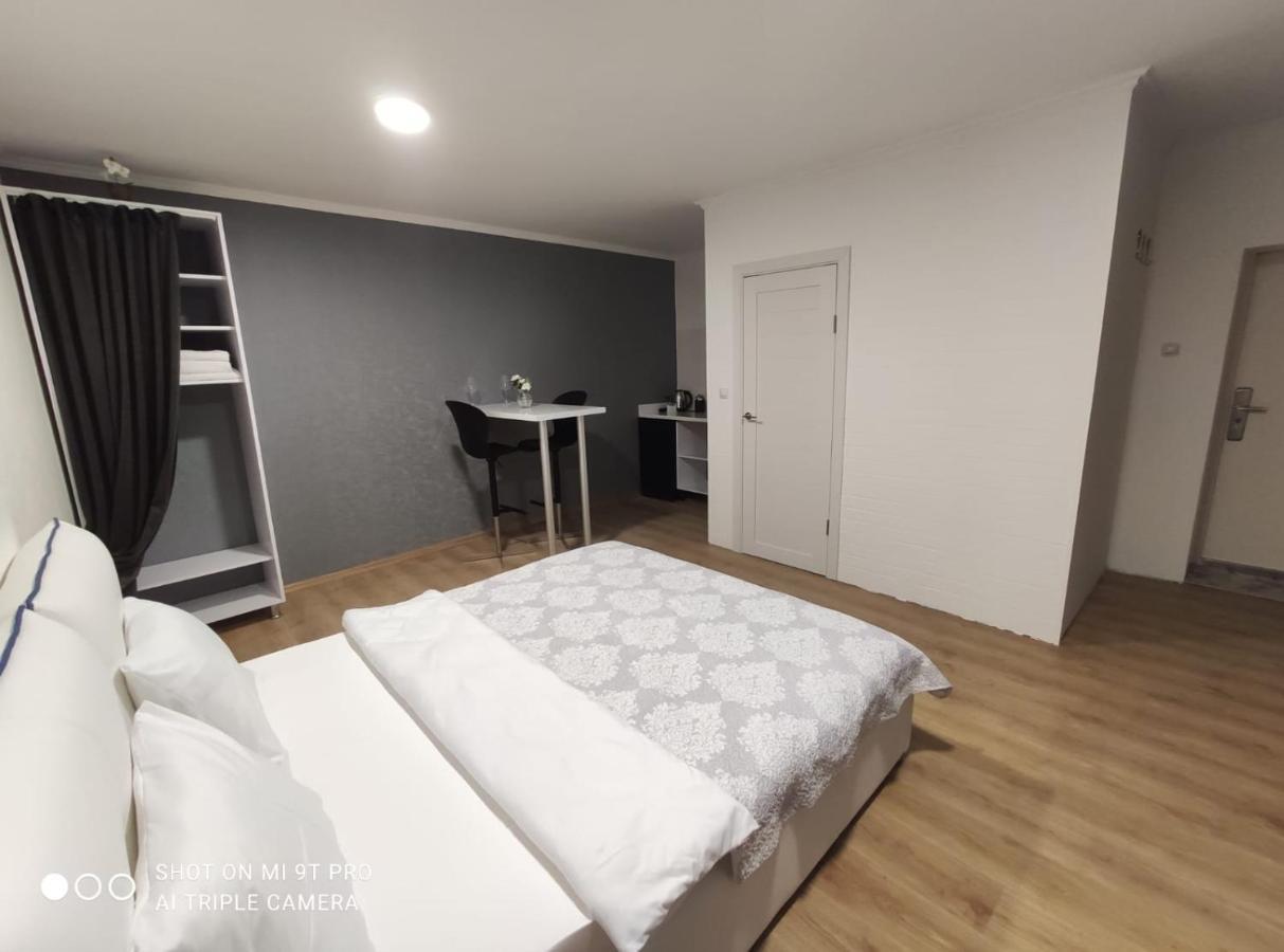 Studio In The Center Apartment Chisinau Luaran gambar